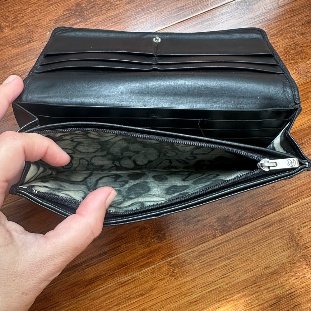 Black Leather Longchamp women’s Wallet with Silver Clasp - Picture 6 of 8